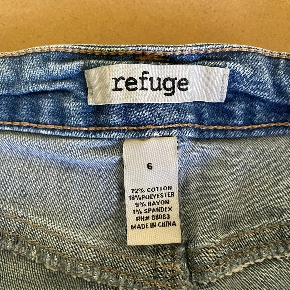 Refuge Distressed Jean Shorts - Picture 8 of 8